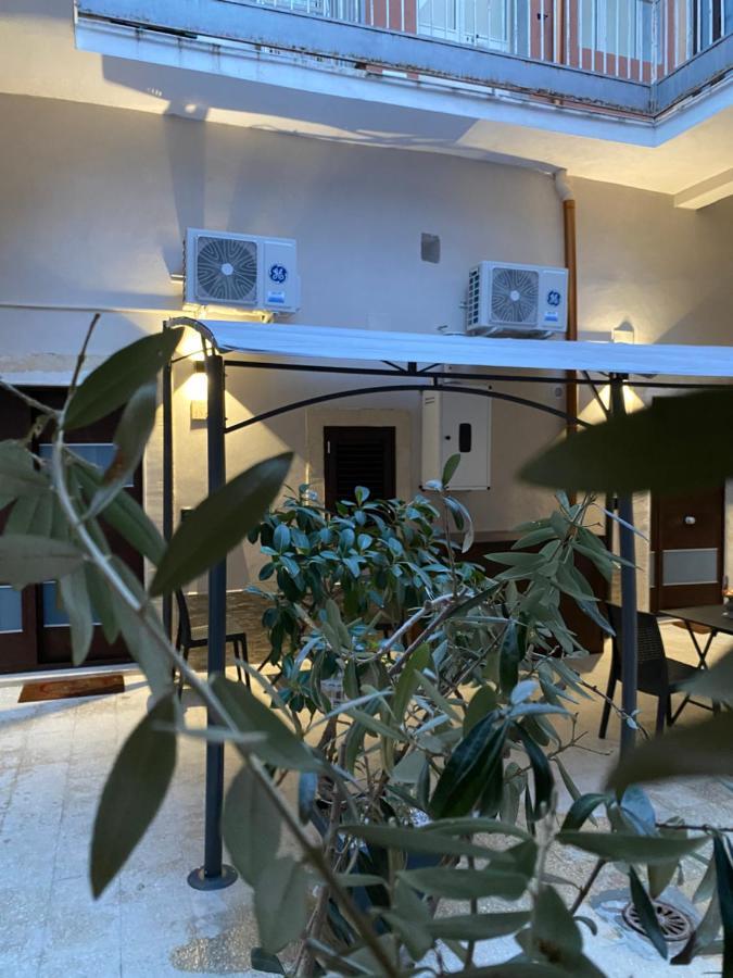 Il Cortiletto28 Rooms & House Сиракузы Экстерьер фото