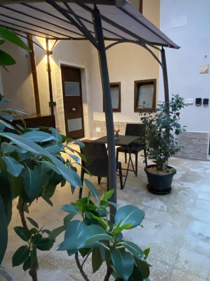 Il Cortiletto28 Rooms & House Сиракузы Экстерьер фото