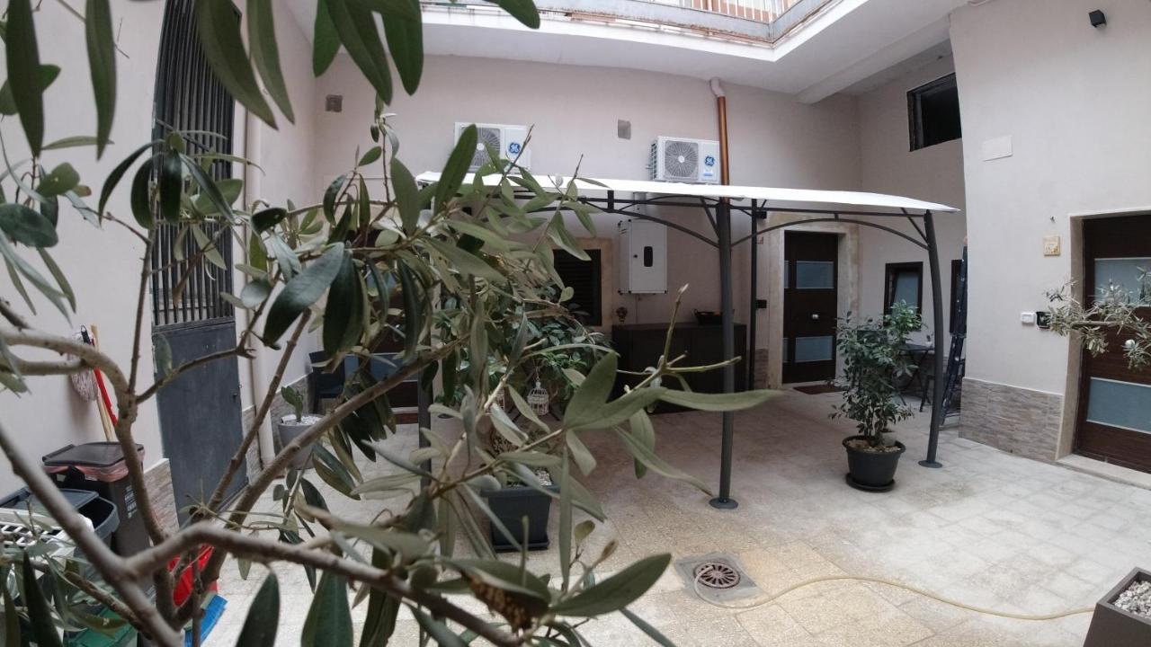 Il Cortiletto28 Rooms & House Сиракузы Экстерьер фото