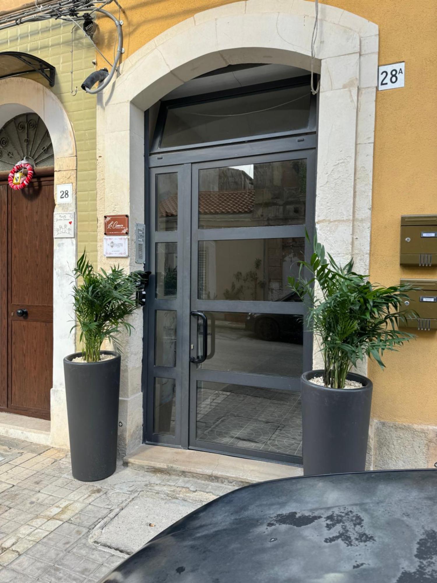 Il Cortiletto28 Rooms & House Сиракузы Экстерьер фото